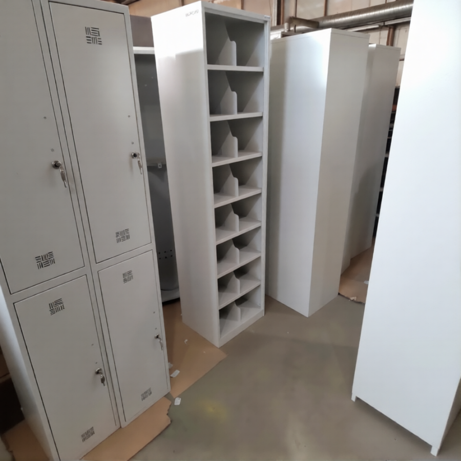 Шкаф для 12 противогазов ХПГ-12, с дверью (1870х380х500)